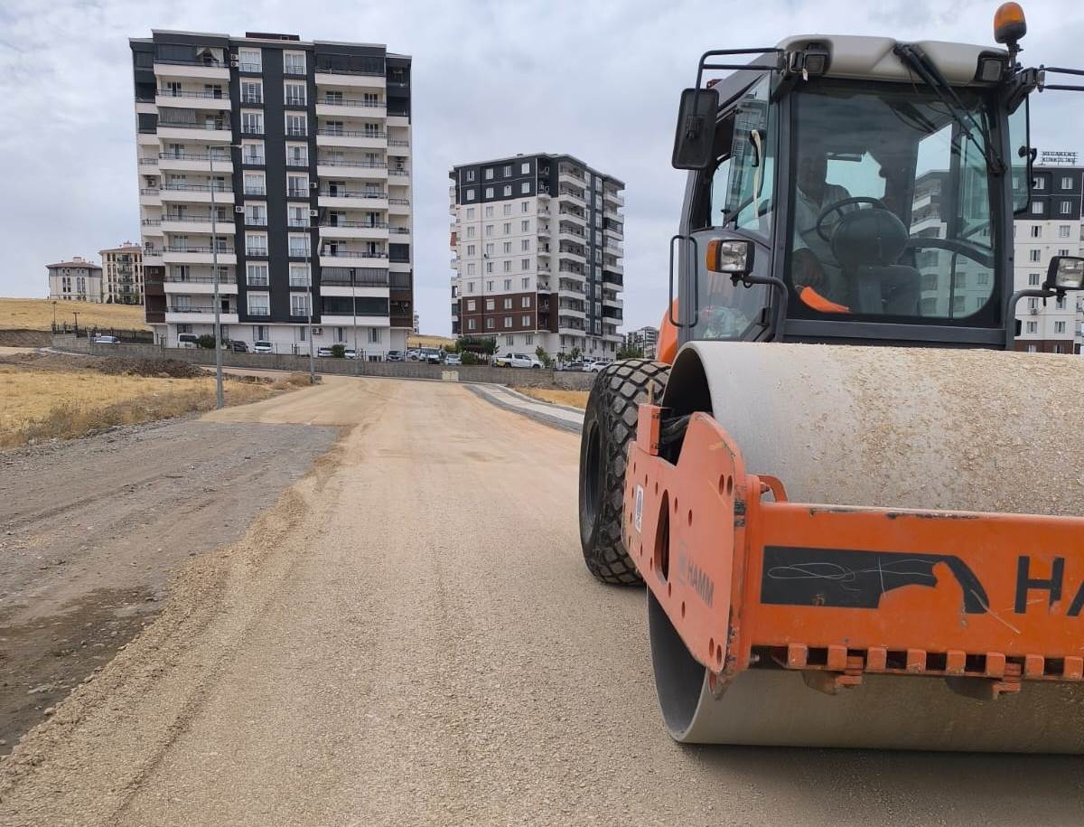 YOL AÇMA VE ASFALT ÇALIŞMALARI HIZ KESMİYOR