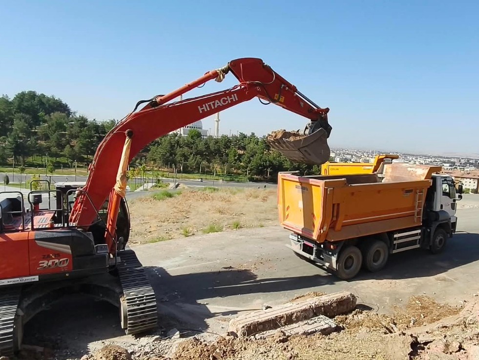YOL ÇALIŞMALARI HIZ KESMEDEN DEVAM EDİYOR
