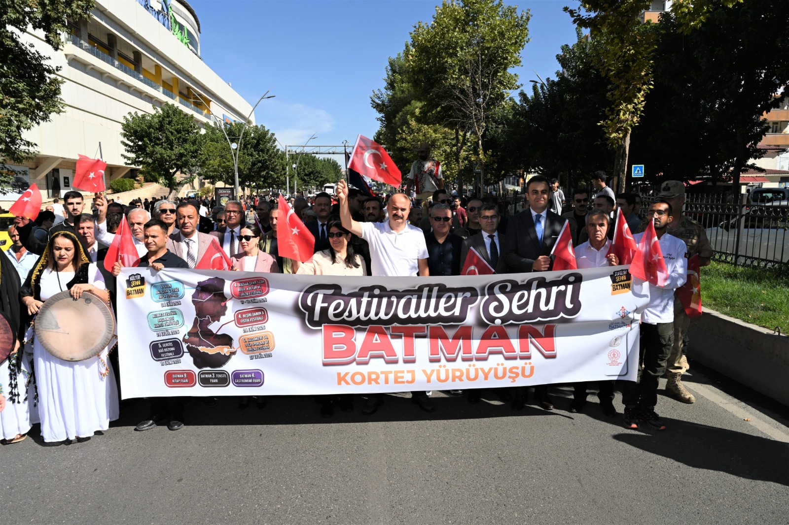 İLİMİZDE FESTİVAL COŞKUSU KORTEJ YÜRÜYÜŞÜ İLE BAŞLADI