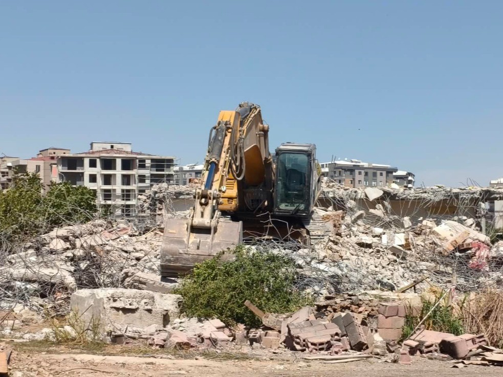 KUZEYDOĞU ÇEVRE YOLU BAĞLANTI YOLUNDAKİ ENGELLER TEK TEK KALDIRILIYOR