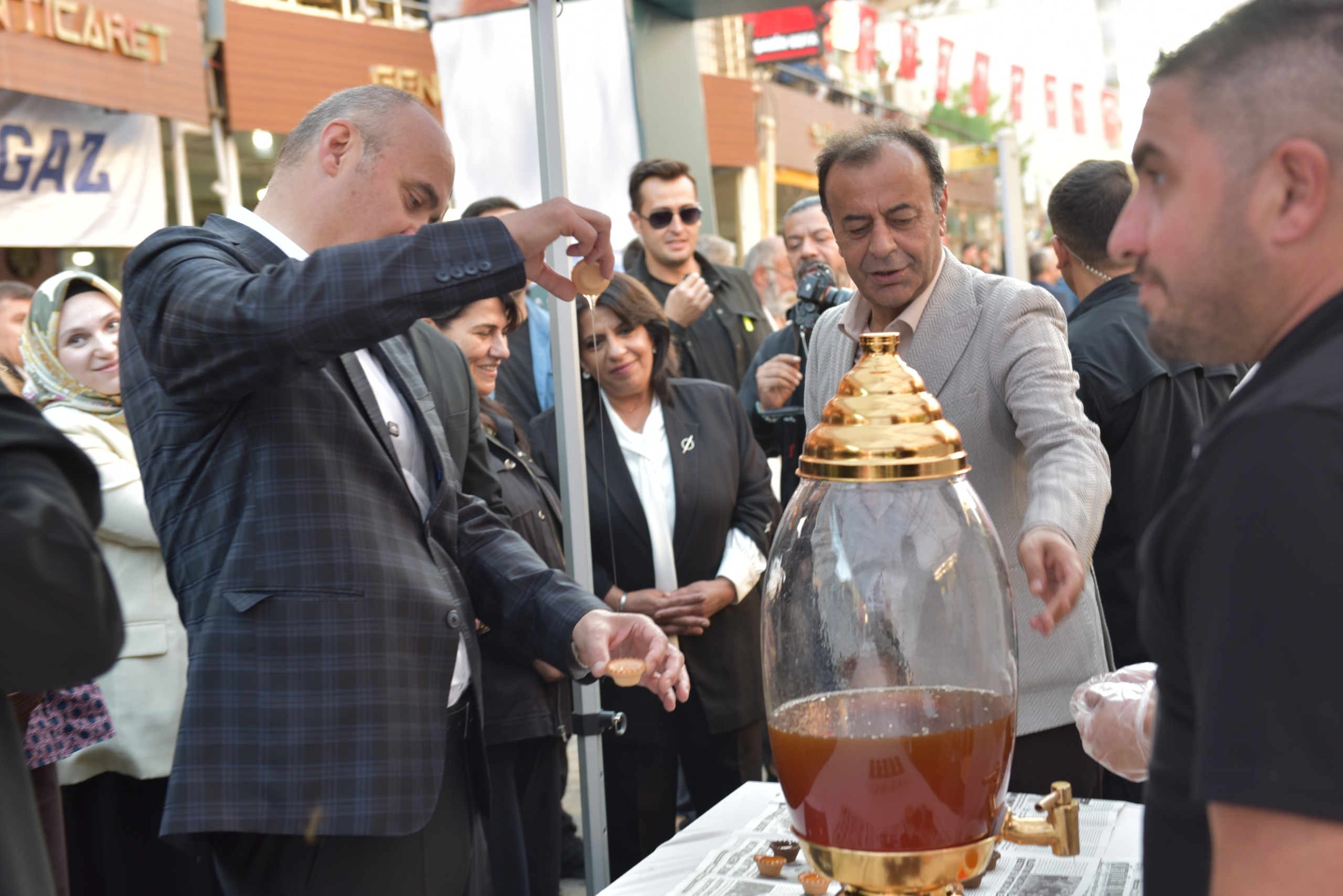 SASON’DA   BAL, ÇİLEK VE CEVİZ FESTİVALİ COŞKUYLA GERŞEKLEŞTİRİLDİ
