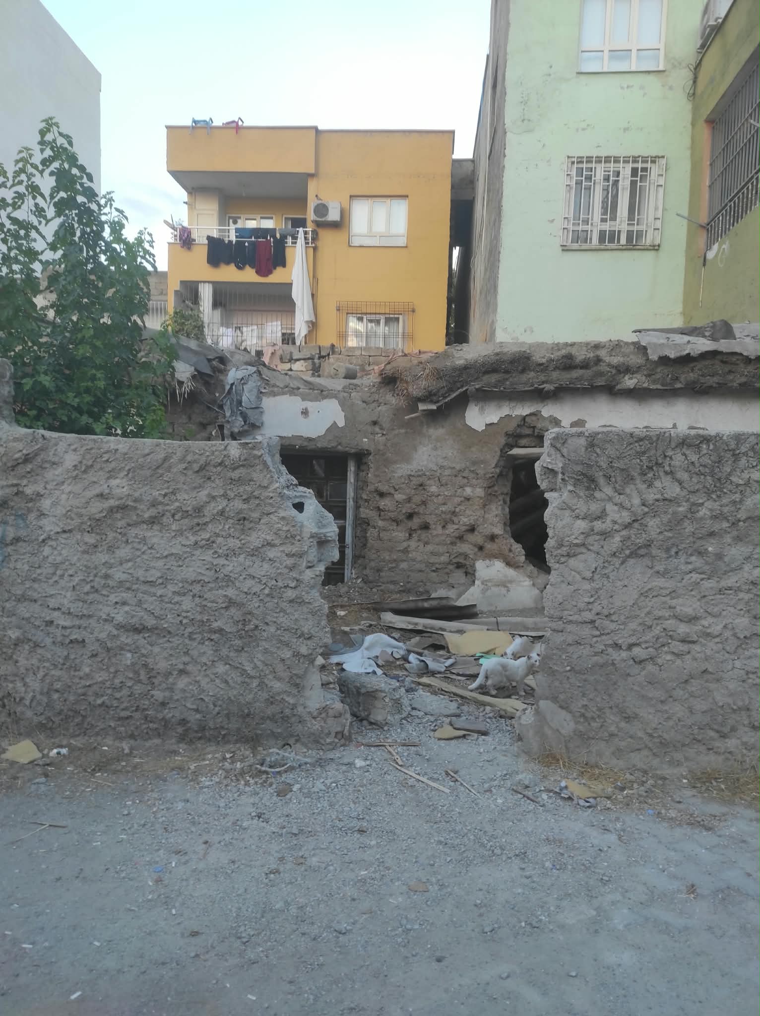 TESPİT EDİLEN METRUK BİNALAR YIKILIYOR