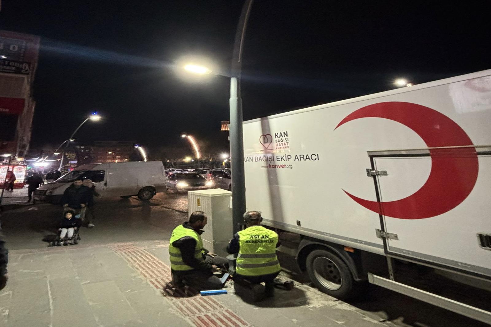 AYDINLATMA DİREKLERİ BAKIM VE ONARIMDAN GEÇİYOR