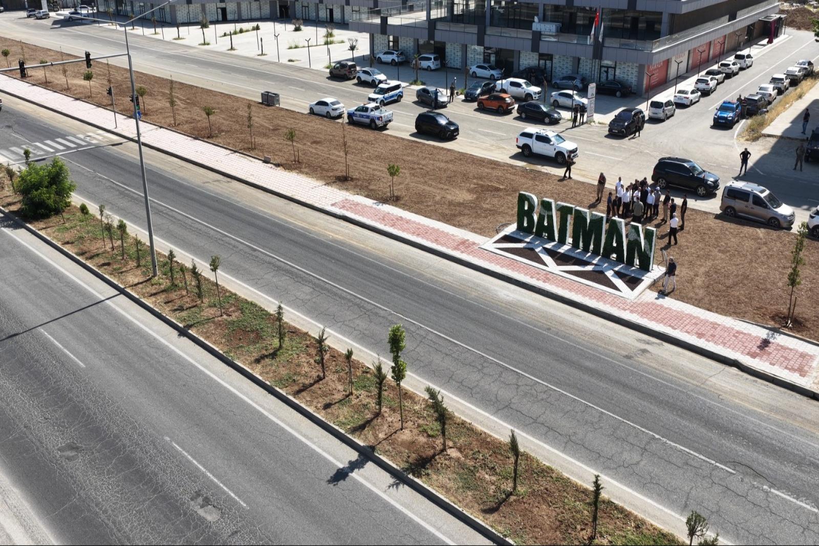 BATMAN-KOZLUK KARAYOLUNDA "BATMAN" KENT YAZISI VE PEYZAJ ÇALIŞMALARI SÜRÜYOR