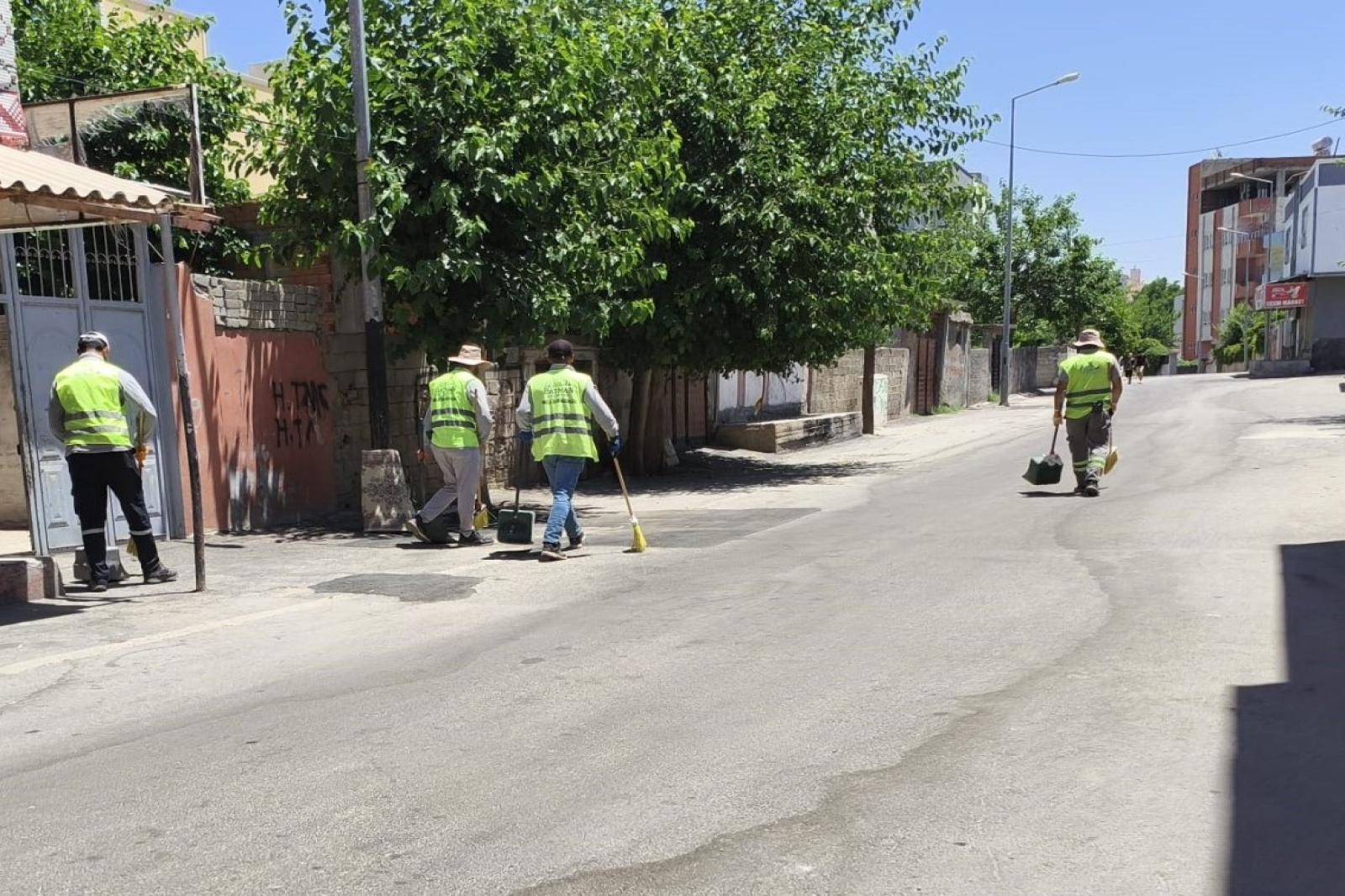 KENT GİRİŞLERİ VE MAHALLELERDE YOĞUN TEMİZLİK MESAİSİ