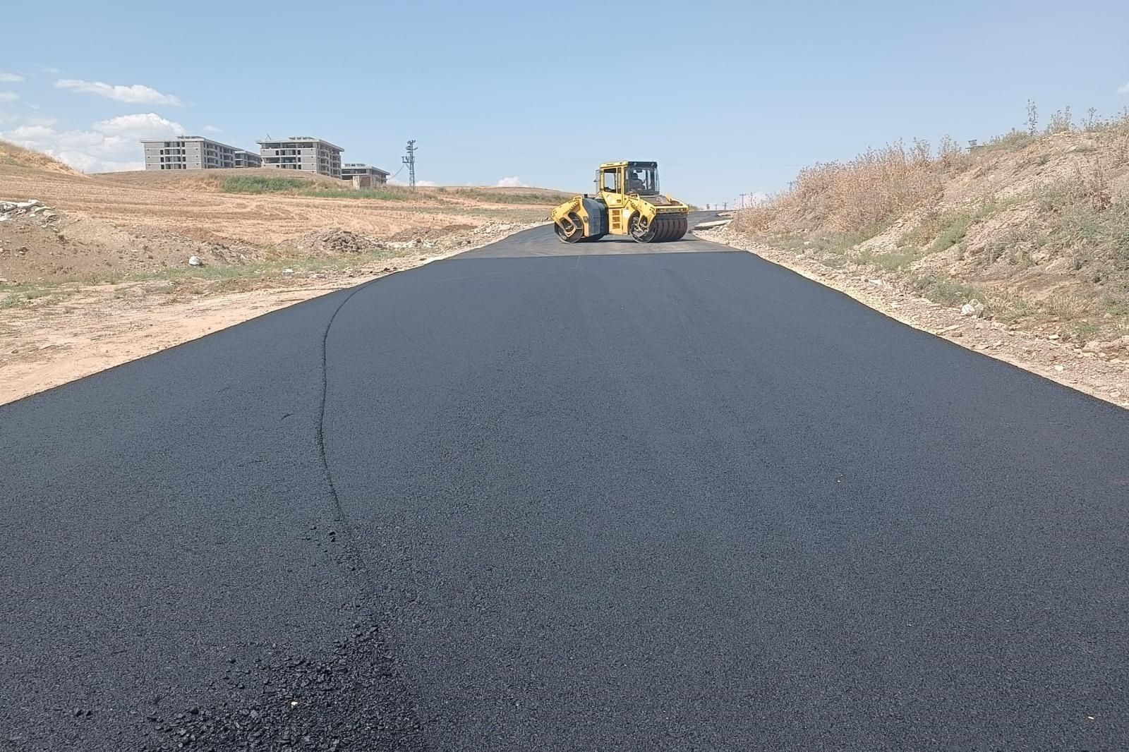 YOL, ASFALT VE PARKE ÇALIŞMALARI  ARALIKSIZ DEVAM EDİYOR