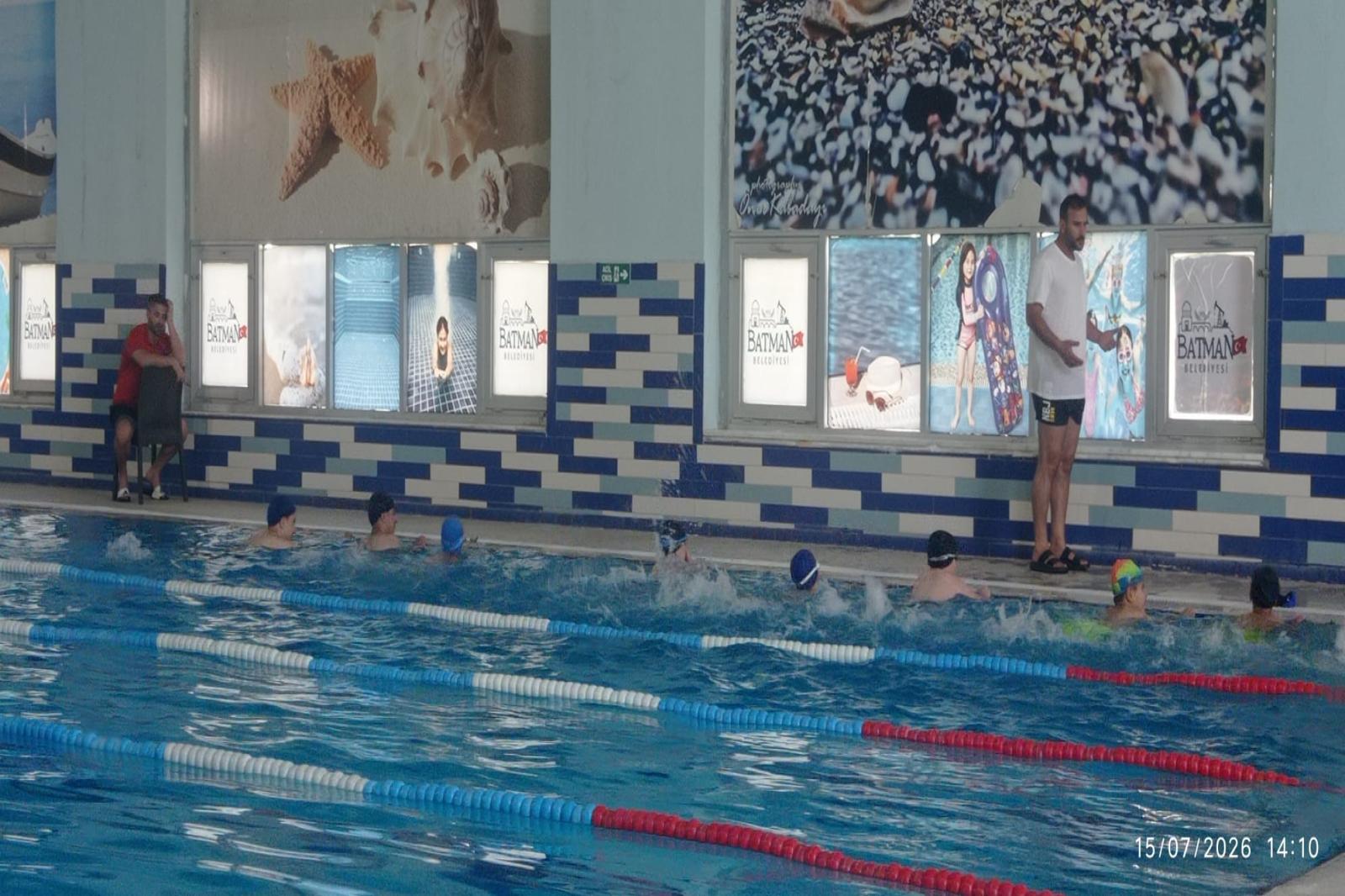YAZ SPOR OKULLARINDA YÜZME SEVİNCİ
