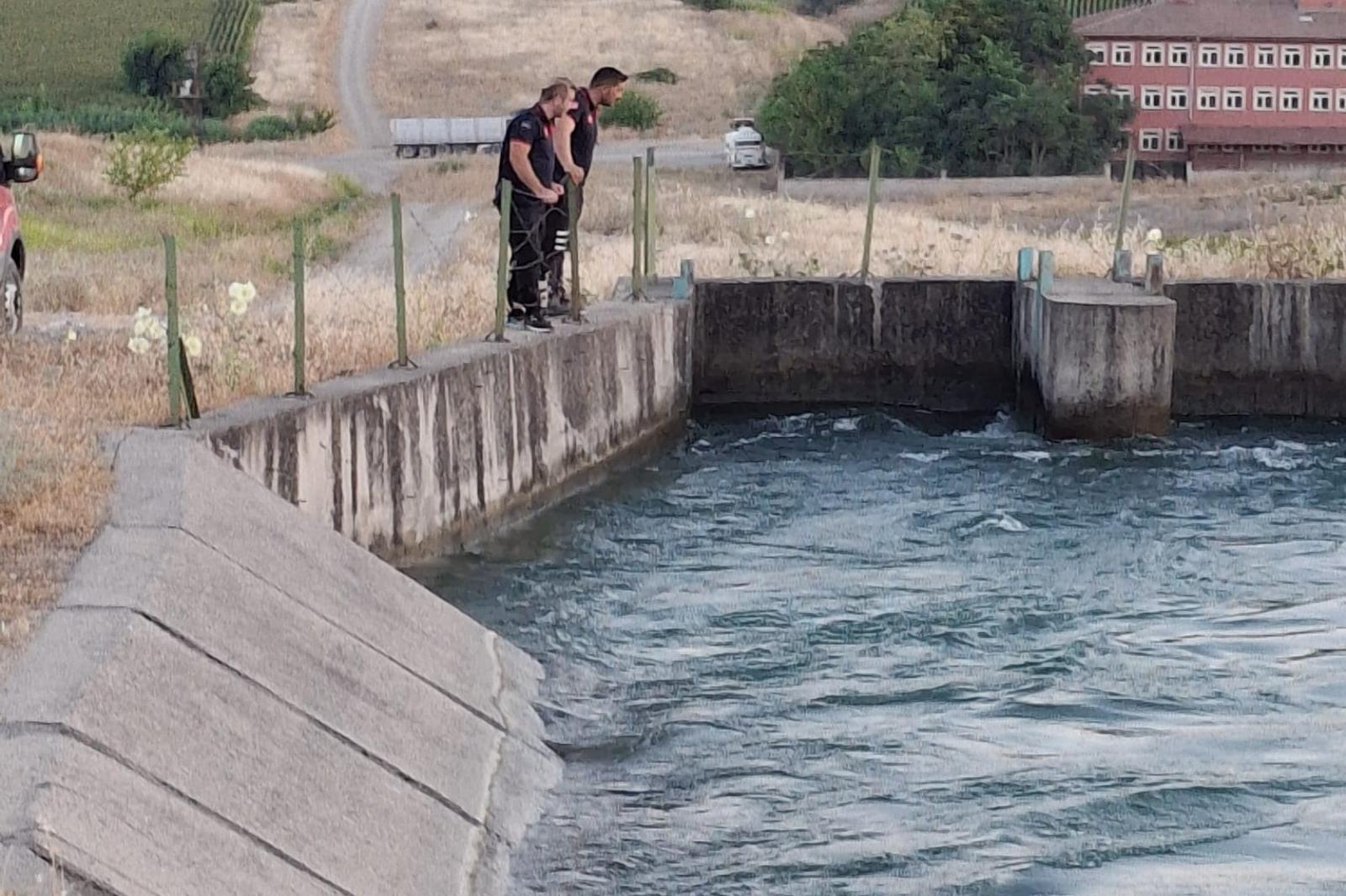 İtfaiye Ekipleri, Sulama Kanalına Düşen Şahsı Arıyor