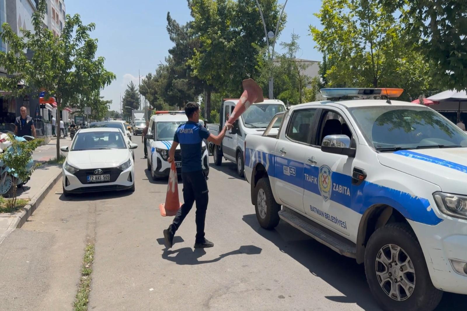 BATMAN BELEDİYESİ ZABITA EKİPLERİNDEN YOL VE KALDIRIM İŞGALİNE GEÇİT YOK