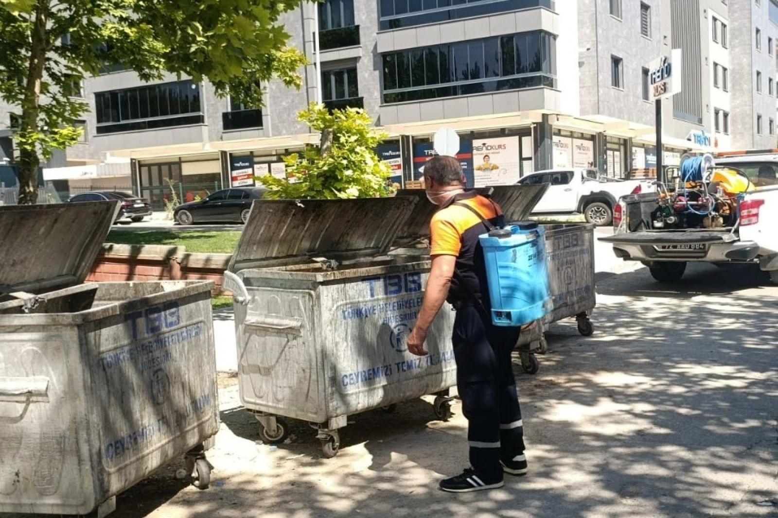 İLAÇLAMA ÇALIŞMALARI KENT GENELİNDE ARALIKSIZ SÜRÜYOR