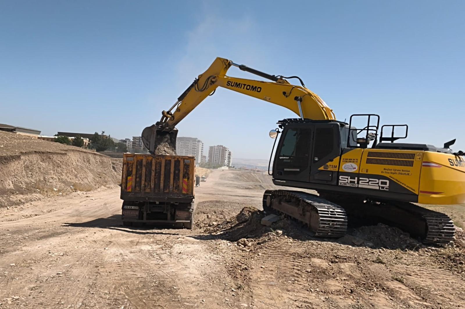 FEN İŞLERİ EKİPLERİ YENİ YOL AÇMA ÇALIŞMALARINI SÜRDÜRÜYOR