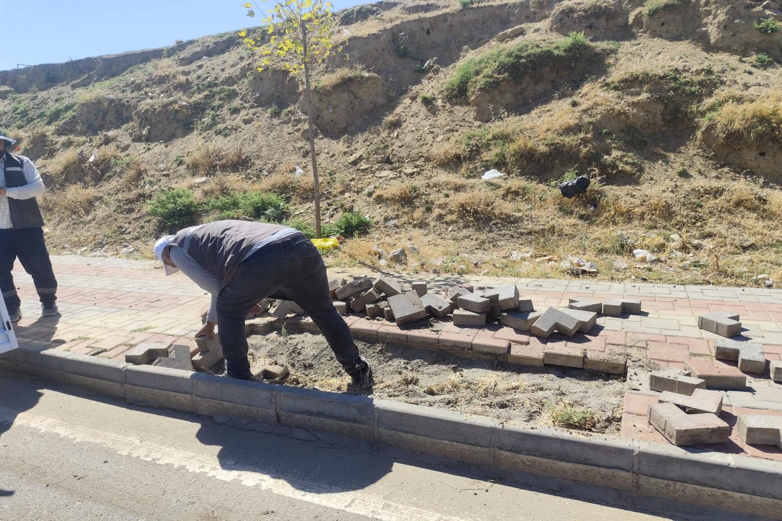 BATMAN BELEDİYESİ’NDEN ULAŞIMDA KONFOR DOKUNUŞU: BEŞEVLER VE HUZUR MAHALLELERİNDE PARKE YAMA ÇALIŞMA