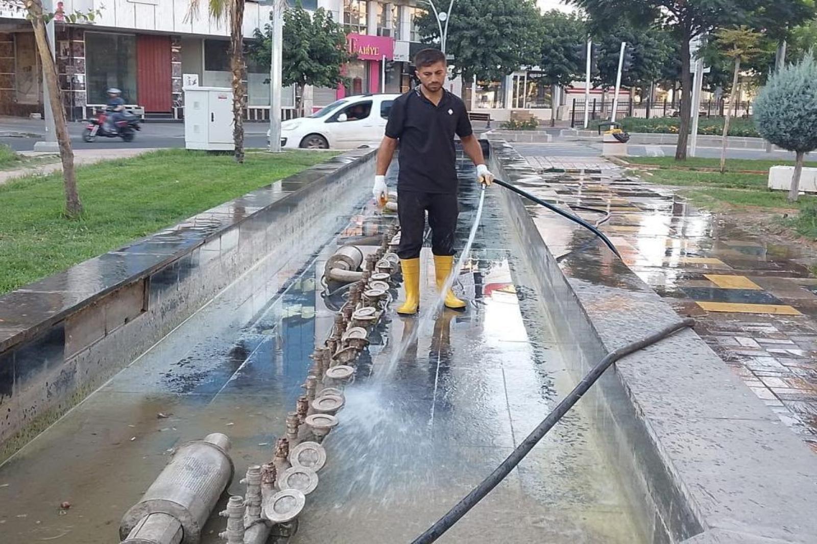 Park ve Bahçeler Ekipleri Süs Havuzlarını Titizlikle Koruyor