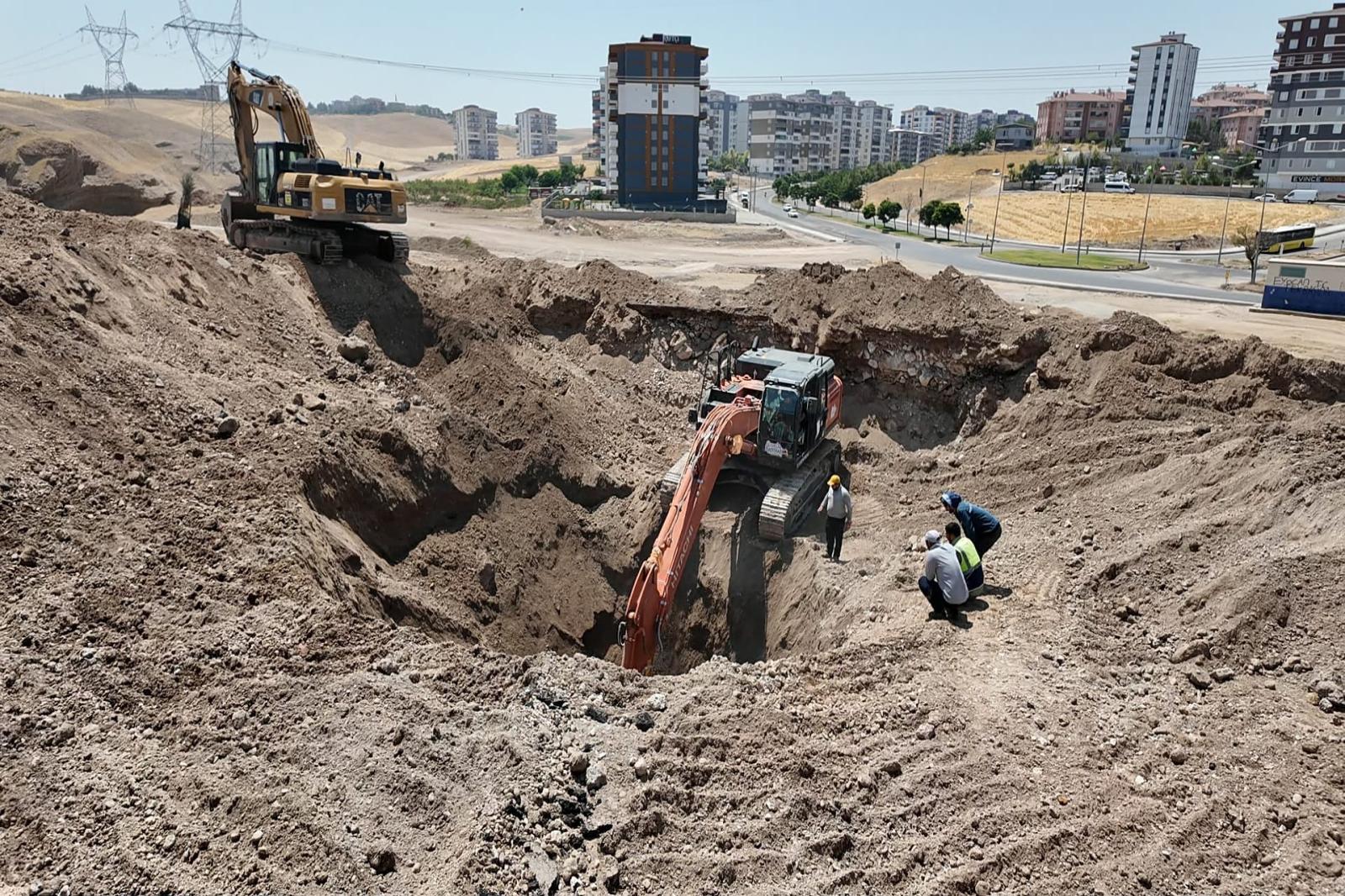 EKİPLER BÜYÜK ÖZVERİYLE ÇALIŞIYOR