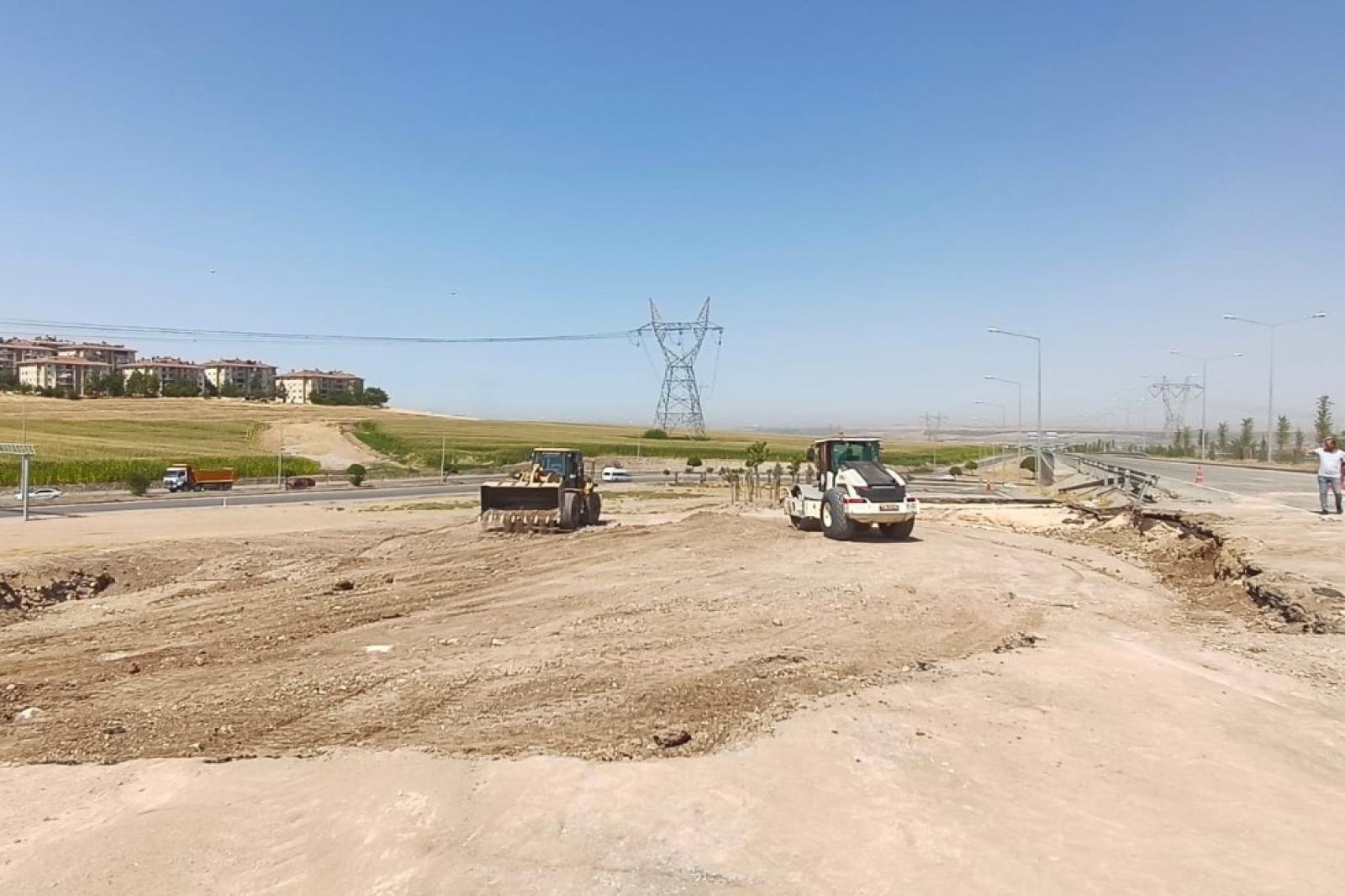 FEN İŞLERİ EKİPLERİ ULAŞIM ALTYAPISINI GÜÇLENDİRİYOR