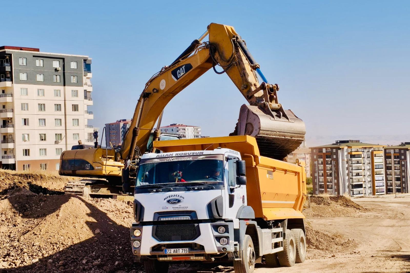 FEN İŞLERİ MÜDÜRLÜĞÜ EKİPLERİ KENTİN DÖRT BİR YANINDA ARALIKSIZ ÇALIŞIYOR
