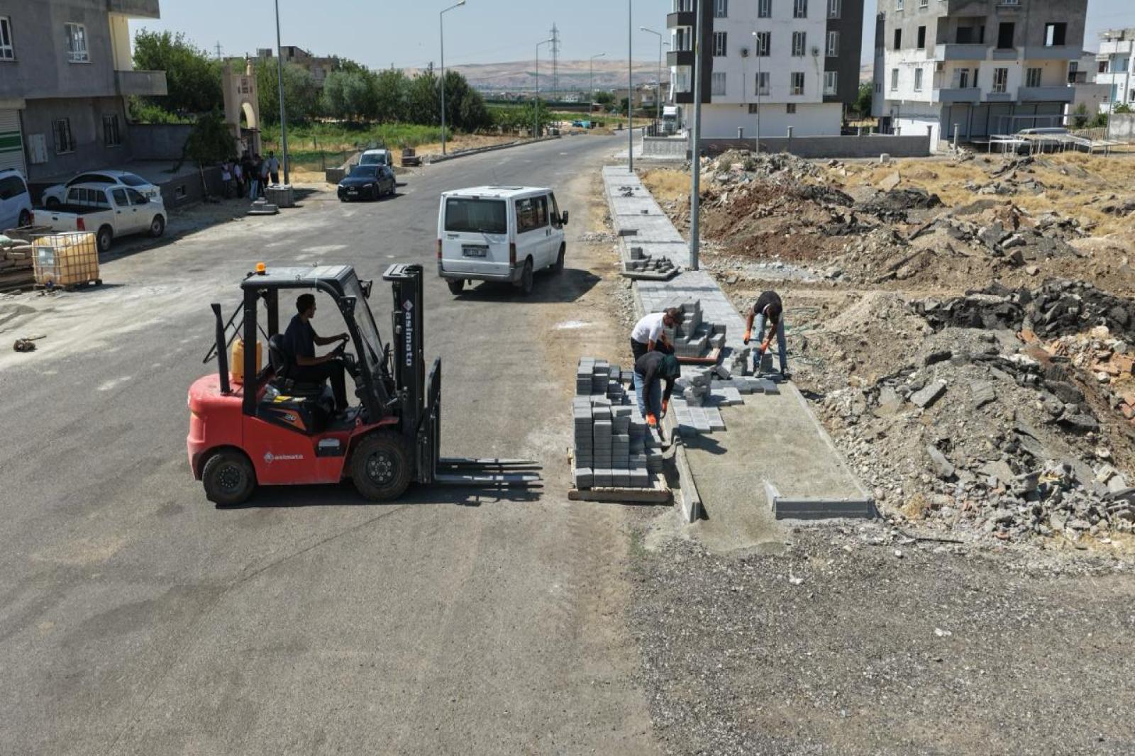 BATMAN’IN CADDE VE SOKAKLARI YENİLENİYOR: 6 AYDA 340 BİN METREKARE PARKE ÇALIŞMASI