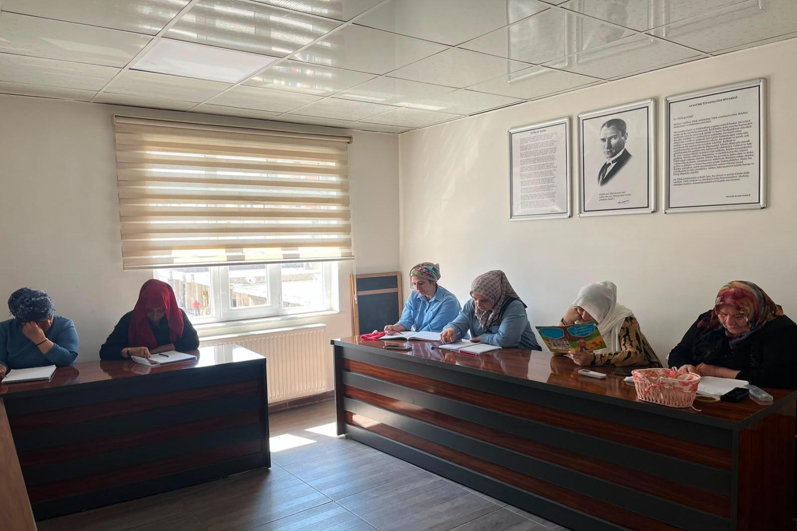 KADINLAR BİLMEK İLE HAYATA DAHA GÜÇLÜ KATILIYOR