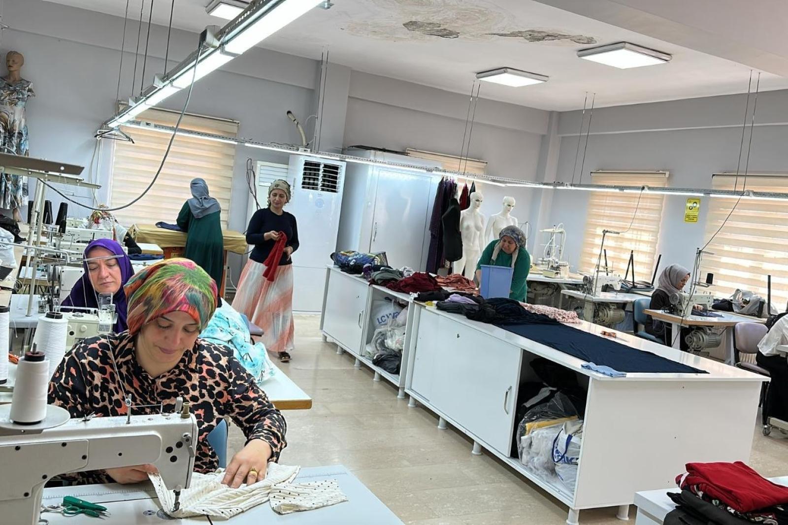KADINLAR BİLMEK’LE MESLEK EDİNİYOR, İŞ HAYATINA HAZIRLANIYOR