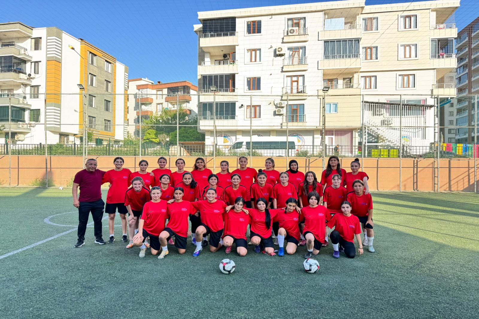 Kız Çocuklarının Futbol Tutkusu Dikkat Çekiyor